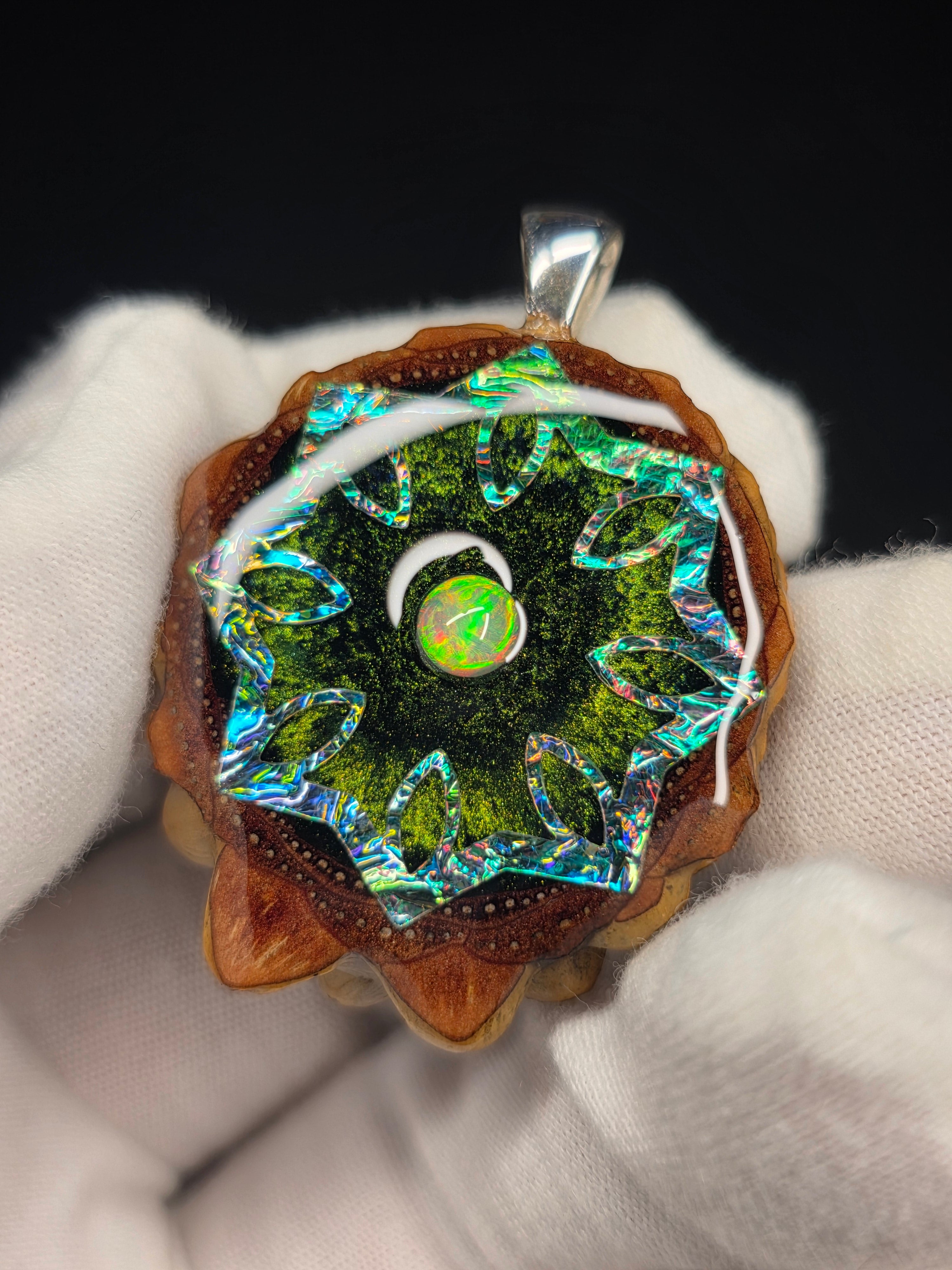 Small Knobcone Pinecone W/ Ethiopian Opal .925 Sterling Silber Bail