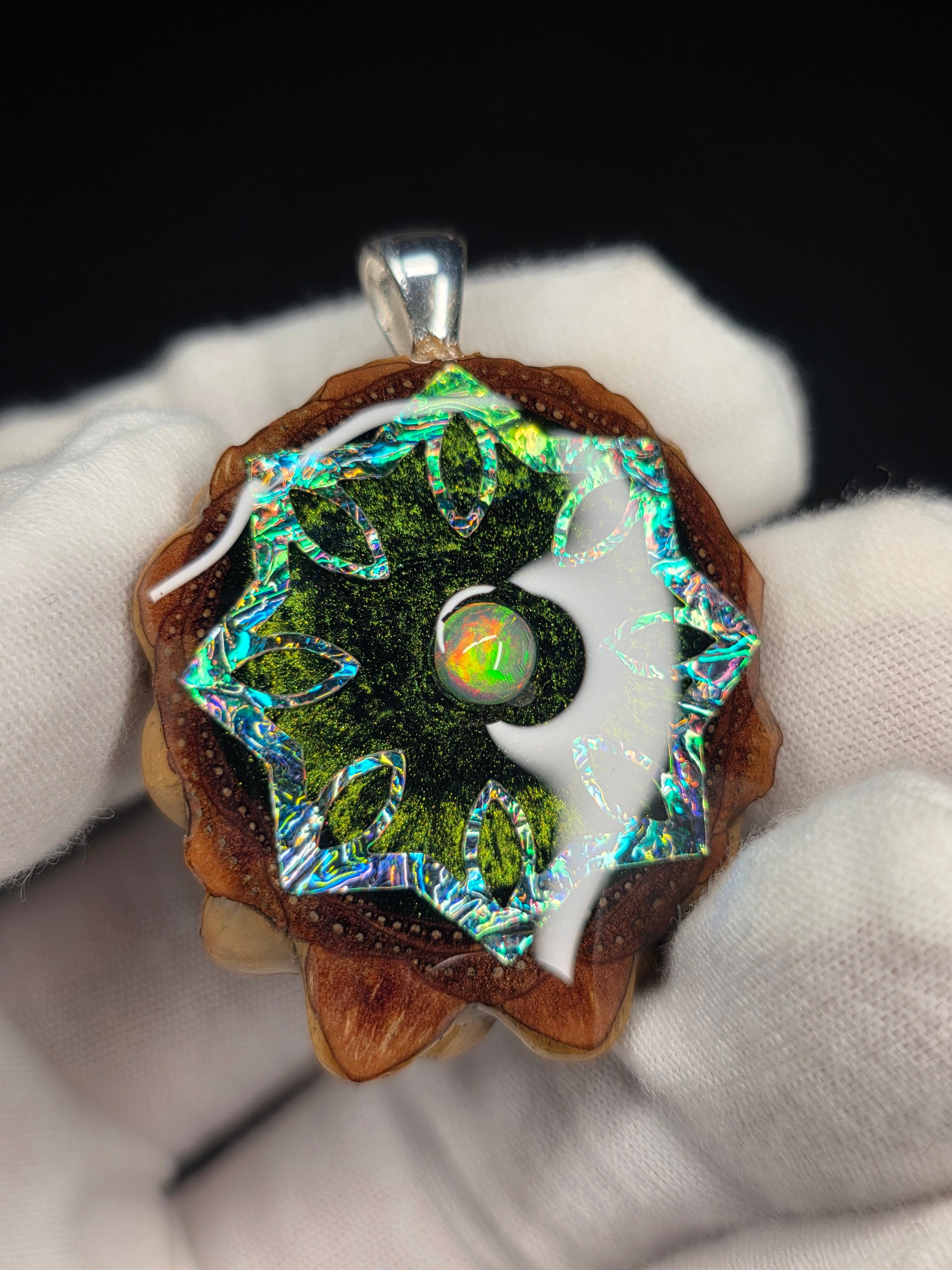 Small Knobcone Pinecone W/ Ethiopian Opal .925 Sterling Silber Bail