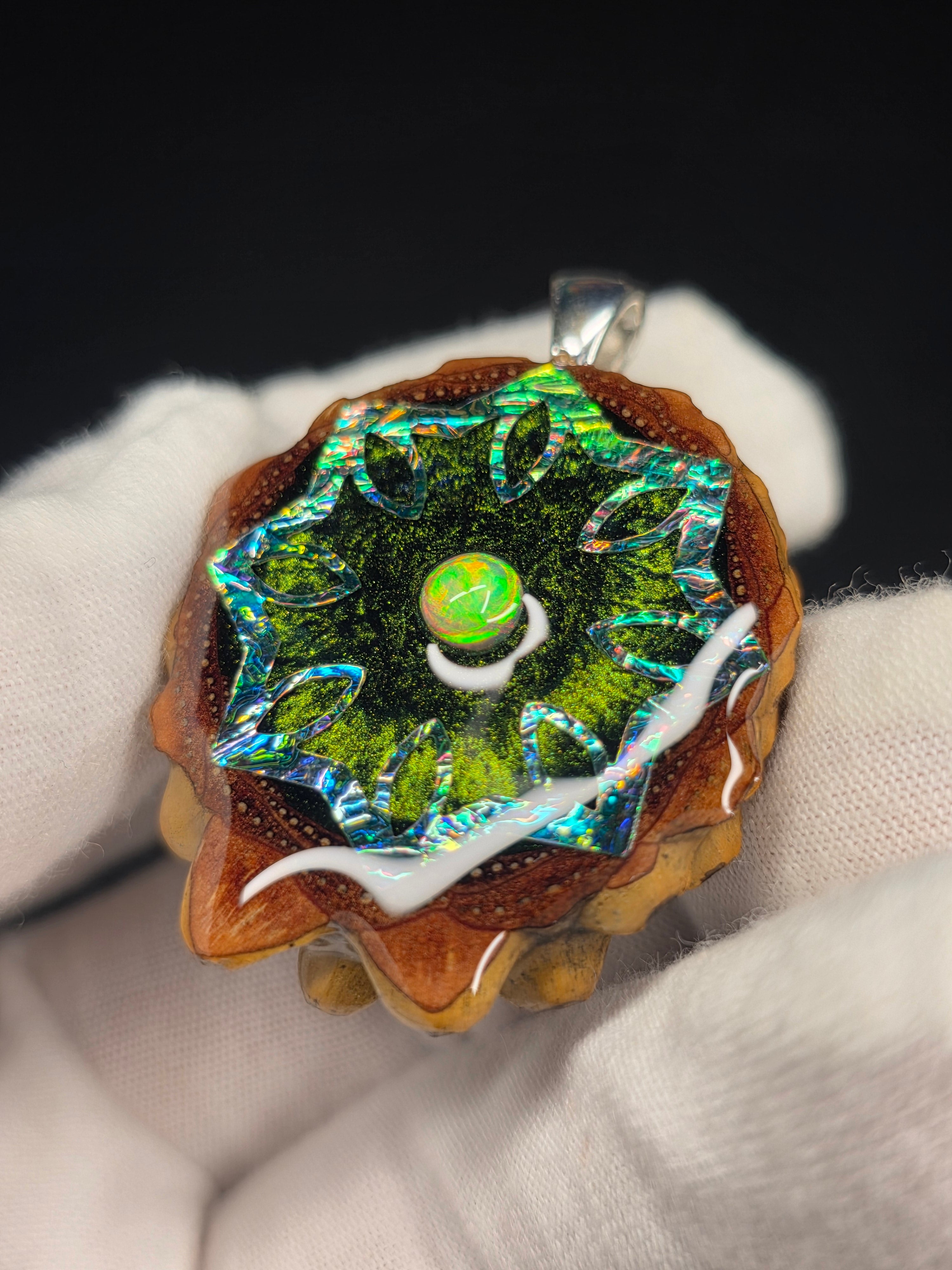 Small Knobcone Pinecone W/ Ethiopian Opal .925 Sterling Silber Bail
